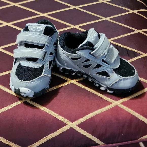 Size 6 toddler shoes - Picture 1 of 5